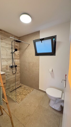 Douche, serviettes fournies, papier toilette