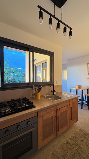 Micro-ondes, four, plaque de cuisson