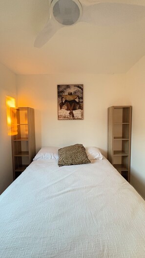 1 quarto, acesso à internet, roupa de cama