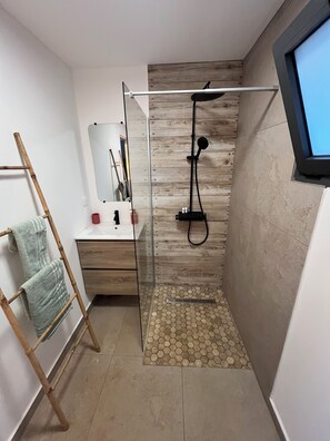 Shower, towels, toilet paper - Furnished bungalow sea view (Saint-Pierre)