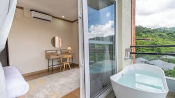 Suite Premium | Tabla de planchar con plancha y ropa de cama