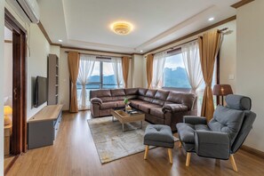 Premium Suite | Iron/ironing board, bed sheets