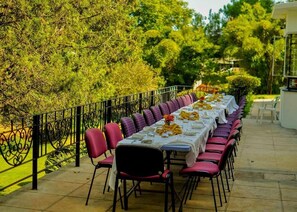 Outdoor dining - Thayu House (Limuru)