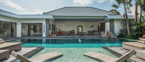 Villa (6 Bedrooms) | Front of property