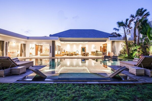 Villa (6 Bedrooms) | Exteriör