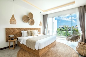 Ein modernes Schlafzimmer mit einem großen Bett, einem Holzkopfstück und Blick auf die Stadt durch große Fenster.