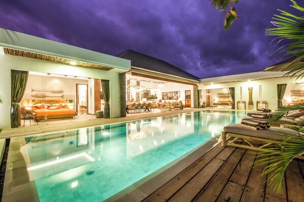 Villa (5 Bedrooms) | Exterior