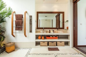 Villa (5 Bedrooms) | Exterior