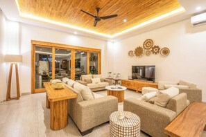 Villa (6 Bedrooms) | Exterior