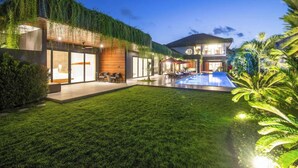 A modern house with a swimming pool, a covered patio, and a well-maintained lawn. - Stylish 5BR Private Villa, Central Seminyak (Seminyak)