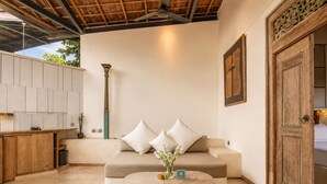 Una sala de estar moderna con sofá, mesa de centro y elementos decorativos.