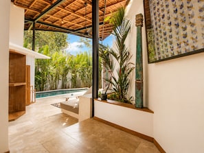 A modern interior with a pool, tropical plants, and a wooden ceiling. - Serene 1BR Villa 800 to Echo Beach, With Pool (Canggu)