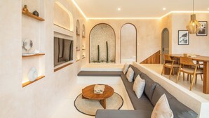 Un salon moderne avec un canapé, une table basse et un coin repas.