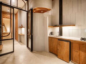 Eine moderne Küche mit Holzausstattung, integriertem Spülbecken und einem großen Fenster.