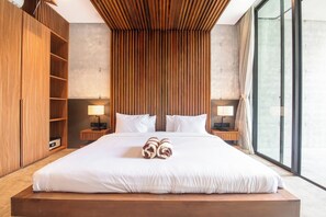 Camera d'albergo moderna con un letto grande, una testiera in legno e vista panoramica da una grande finestra.