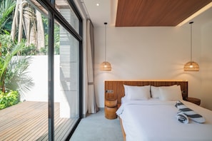 Une chambre à coucher moderne avec une grande fenêtre, une tête de lit en bois et un lit recouvert de linge de maison blanc.