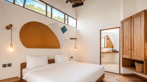 Un dormitorio moderno con una cama grande, cabecera de madera y un diseño de pared original.