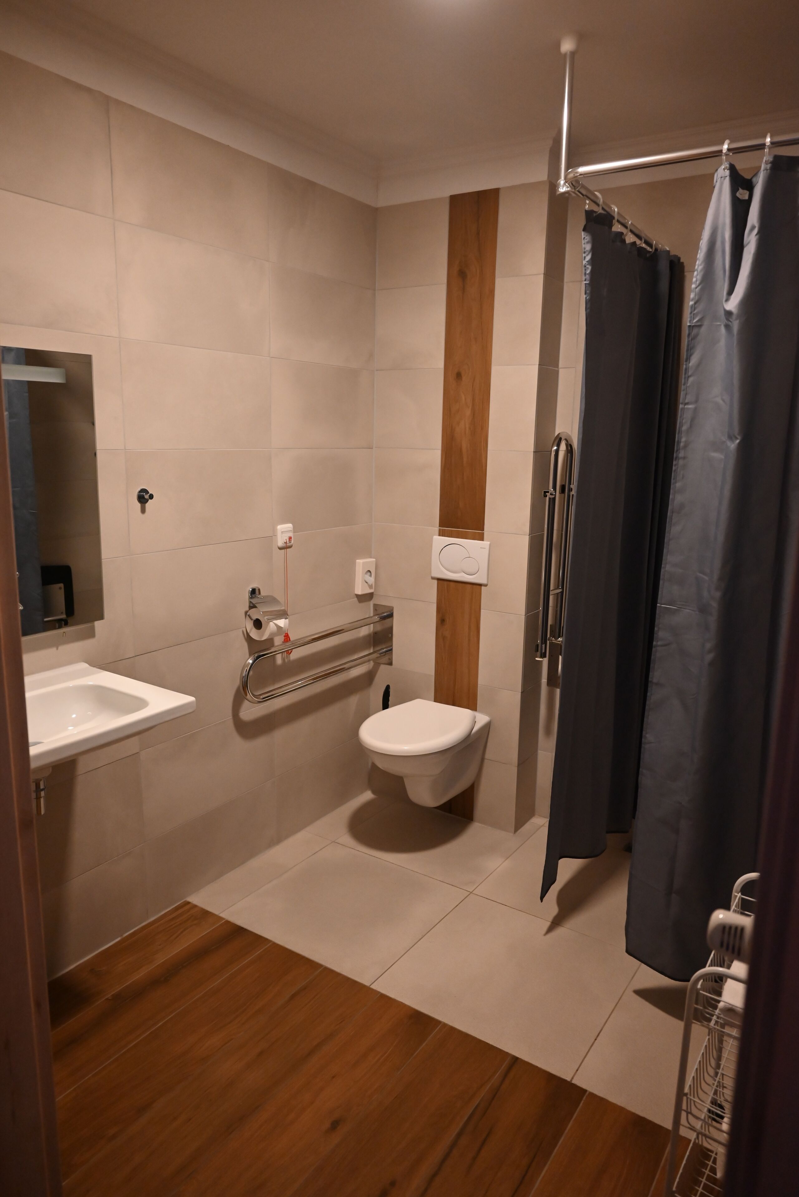 Dusche, kostenlose Toilettenartikel, Haartrockner, Handtücher