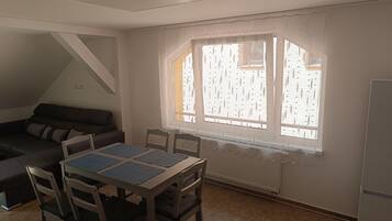 Caja de seguridad en la habitación y escritorio