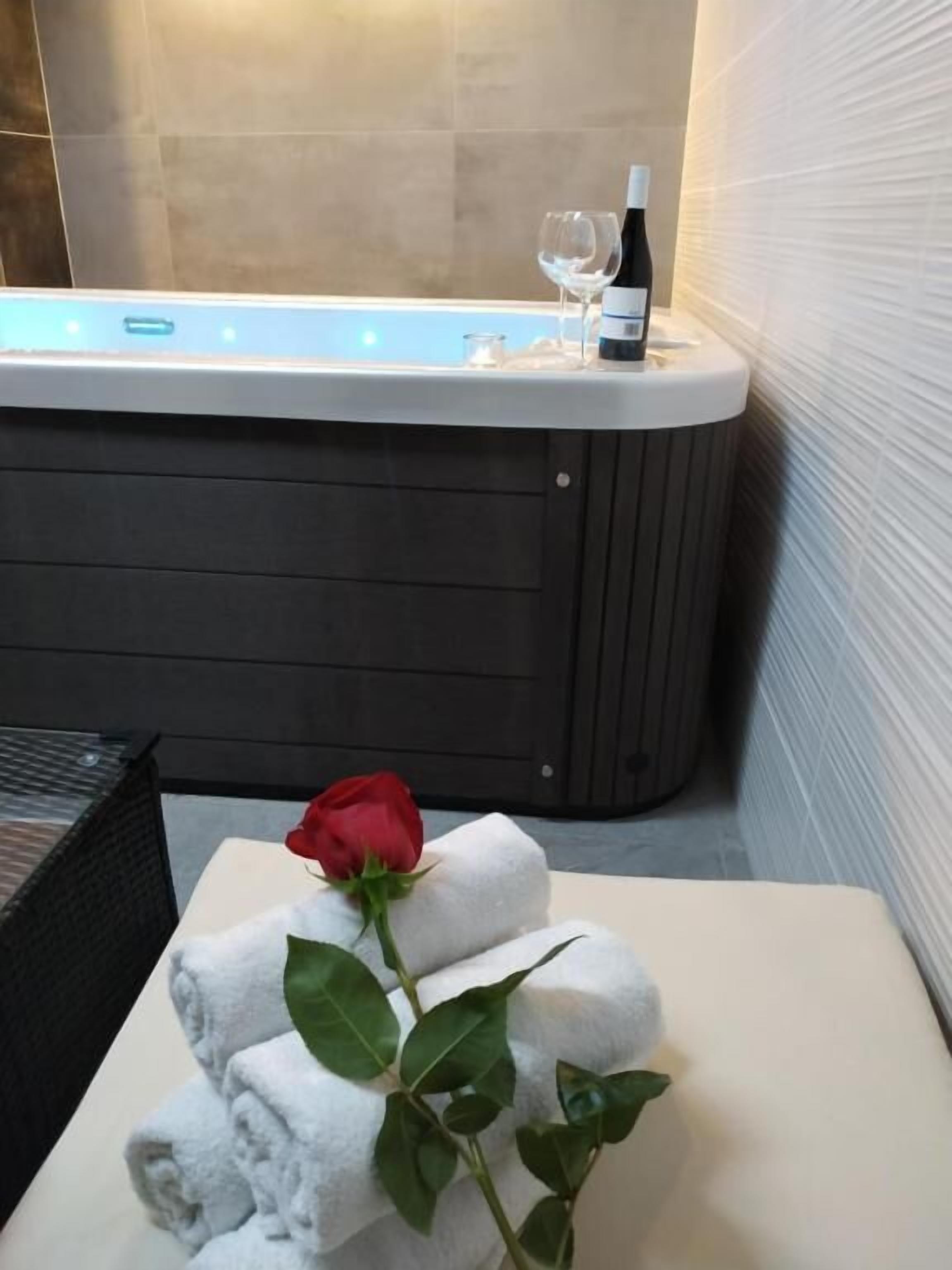 Sauna, tina de hidromasaje, baño de vapor y tratamientos corporales 