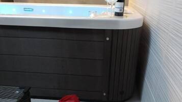 Un sauna, una bañera de hidromasaje, baño turco, tratamientos corporales