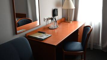 Zimmersafe, Schreibtisch, laptopgeeigneter Arbeitsplatz