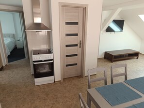 Apartamento superior | Cofres nos quartos, escrivaninha, espaço de trabalho para notebook