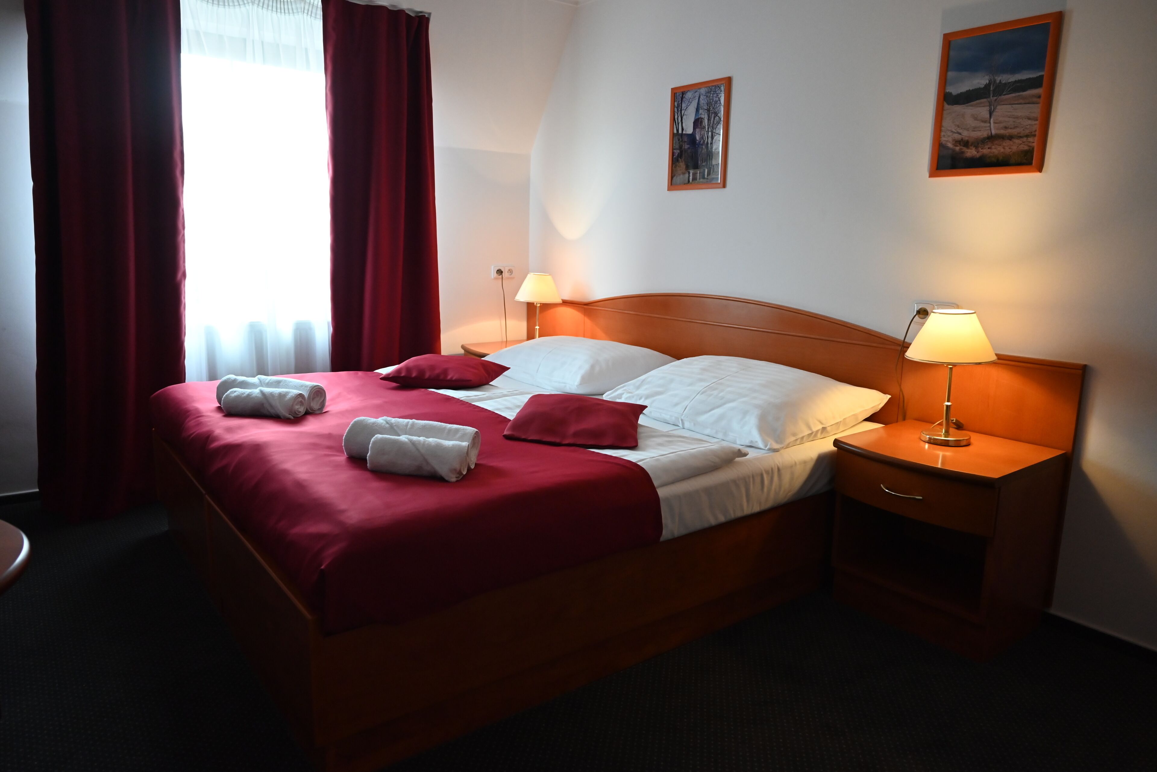 Zimmersafe, Schreibtisch, laptopgeeigneter Arbeitsplatz