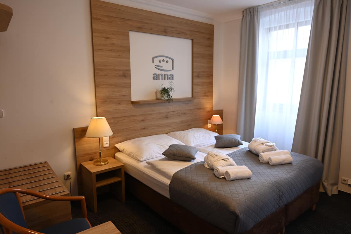 Dobbeltrom – comfort | Safe på rommet, skrivebord og skrivebord for bærbar PC