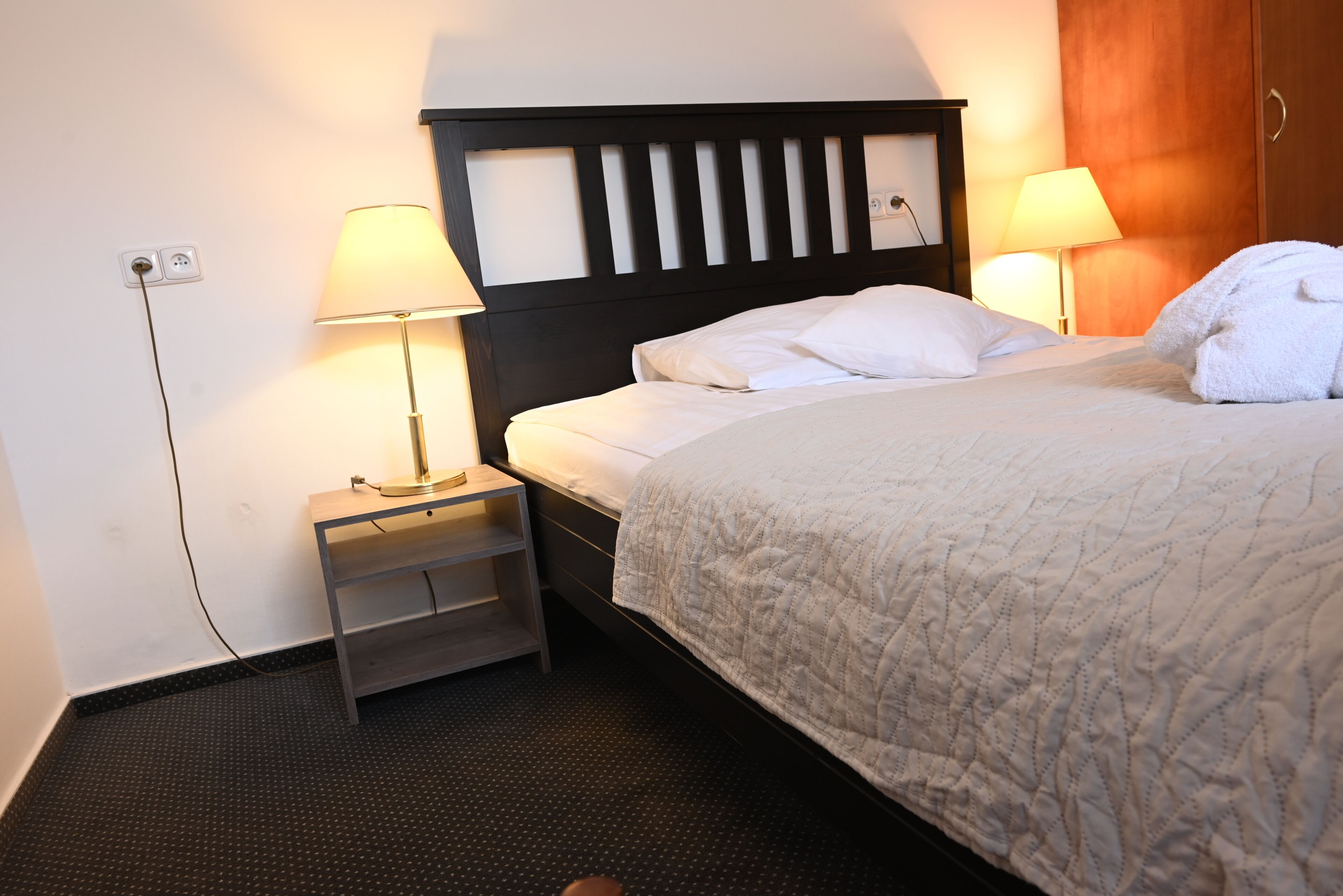 Enkeltrom | Safe på rommet, skrivebord og skrivebord for bærbar PC