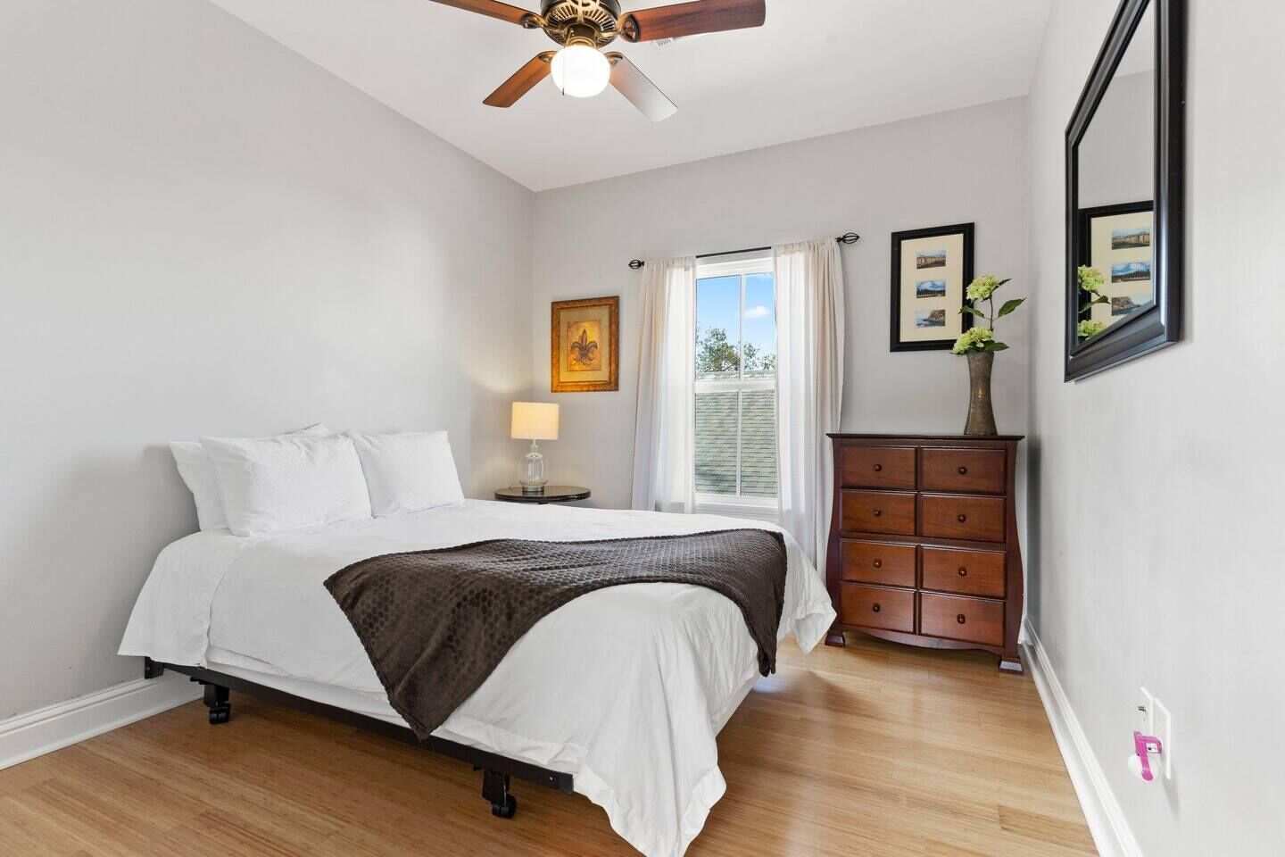 2 quartos, escrivaninha, ferros/tábuas de passar roupa, berço de viagem