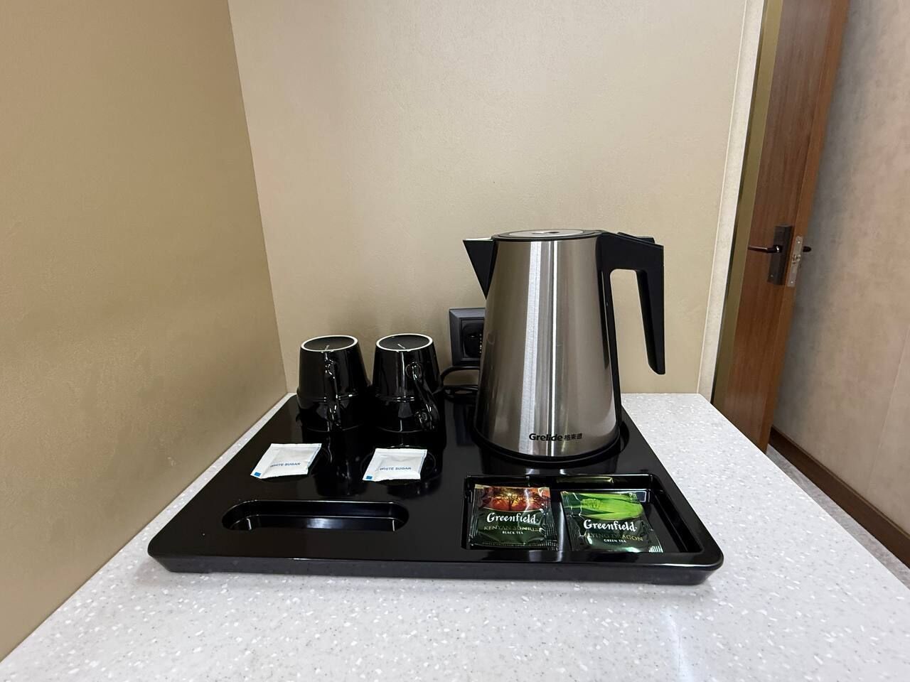 セーフティボックス (室内)、デスク、ノートパソコン用作業スペース、遮光カーテン