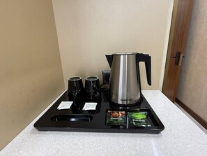 Pengeskab på værelset, skrivebord, arbejdsområde til bærbare computere