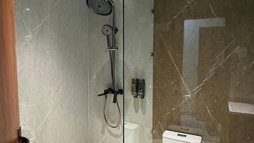 Bruser, hårtørrer, hjemmesko, Sæbe