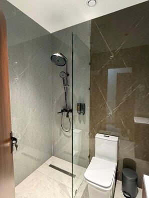 Bruser, hårtørrer, hjemmesko, Sæbe