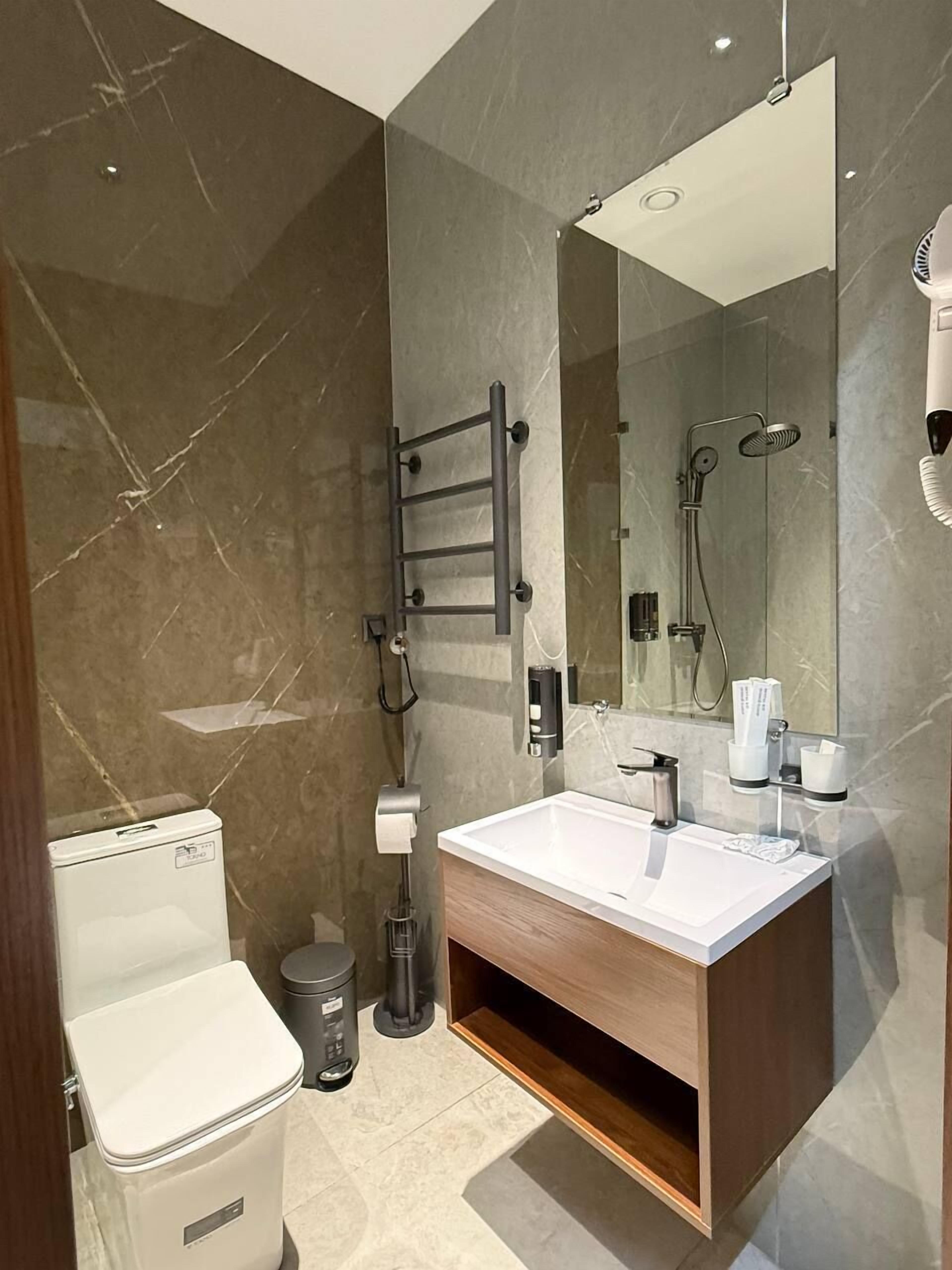 シャワー、ヘアドライヤー、スリッパ、石鹸