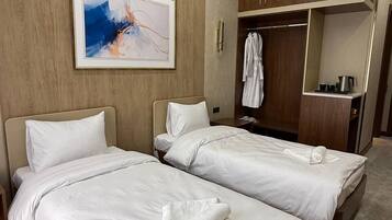 Zimmersafe, Schreibtisch, laptopgeeigneter Arbeitsplatz