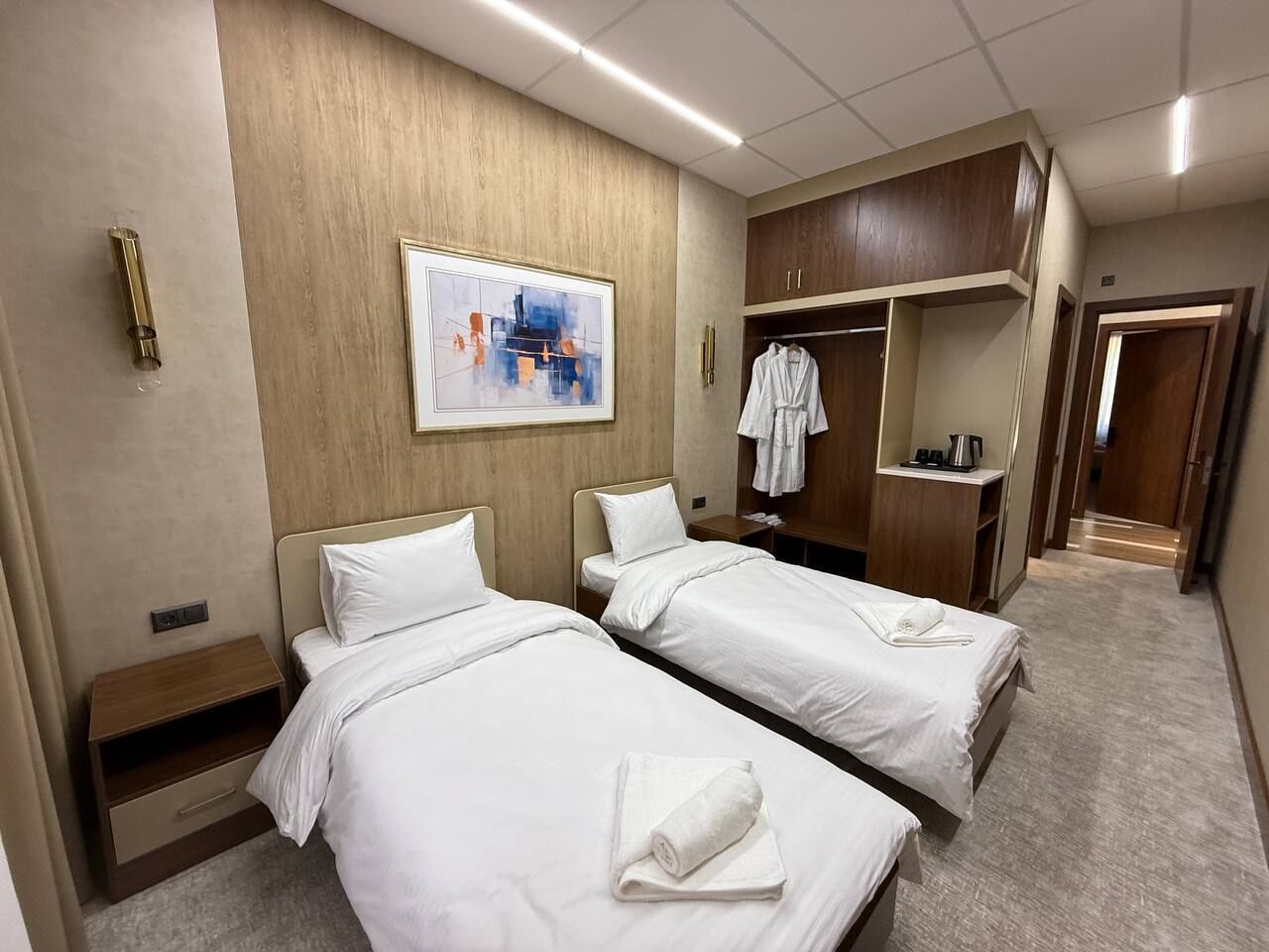 Caja de seguridad en la habitación y escritorio 