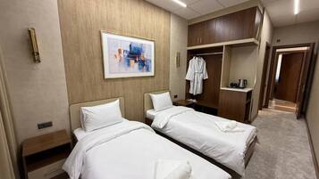 Pengeskab på værelset, skrivebord, arbejdsområde til bærbare computere