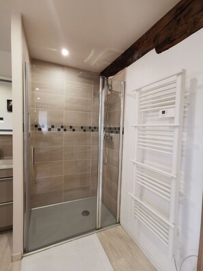 Dusche, Haartrockner, Handtücher, Seife