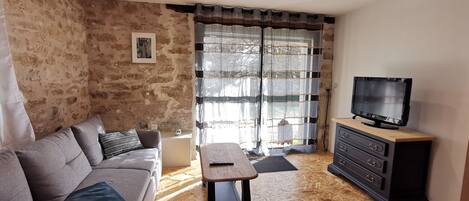 Télévision, baby-foot, table de tennis de table