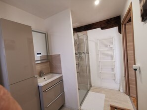 Dusche, Haartrockner, Handtücher, Seife