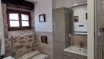 Een douche, een haardroger, handdoeken, zeep