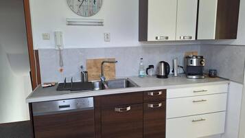 Four à micro-ondes, un four, surface de cuisson