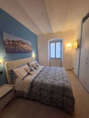 2 bedrooms, iron/ironing board, bed sheets