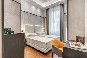 ห้องดีลักซ์ดับเบิลหรือทวิน | เครื่องนอนระดับพรีเมียม, ตู้นิรภัยในห้องพัก, โต๊ะทำงาน, ผ้าม่านกันแสง