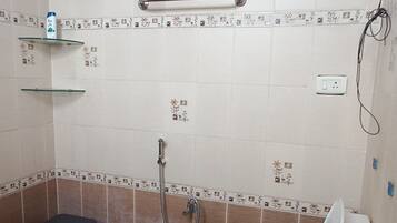 Douche, serviettes fournies, savon
