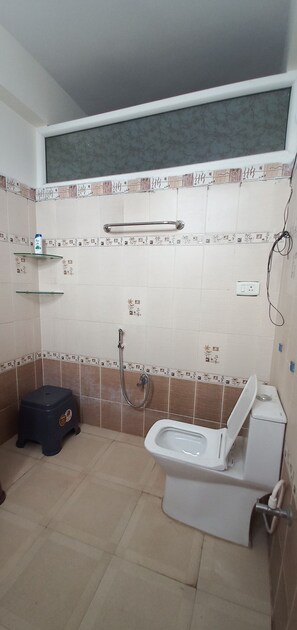 Een douche, handdoeken, zeep
