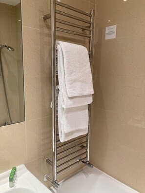 Haartrockner, Handtücher, Seife, Toilettenpapier