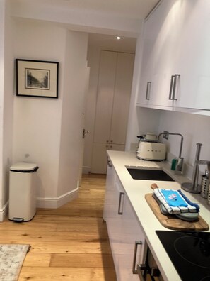 Micro-ondes, four, plaque de cuisson, lave-vaisselle